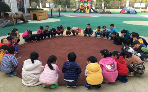 幼兒園小班體育遊戲活動教案三篇（小青蛙跳荷葉，快樂的小鴨，玩皮球）