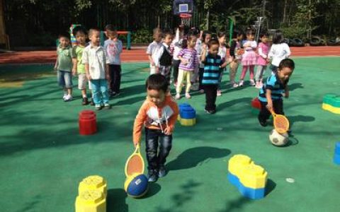 幼兒園中班體育遊戲活動教案精選(有趣的百變條,我是擲彈手,原地運球等教案)